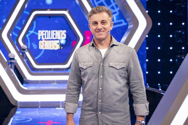 Luciano Huck em foto posada nos estúdios do Domingão, em trecho do quadro Pequenos Gênios