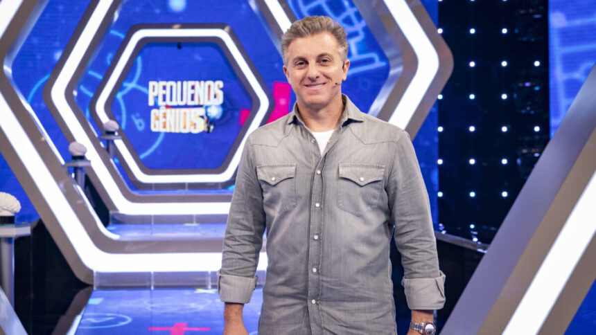 Luciano Huck em foto posada nos estúdios do Domingão, em trecho do quadro Pequenos Gênios