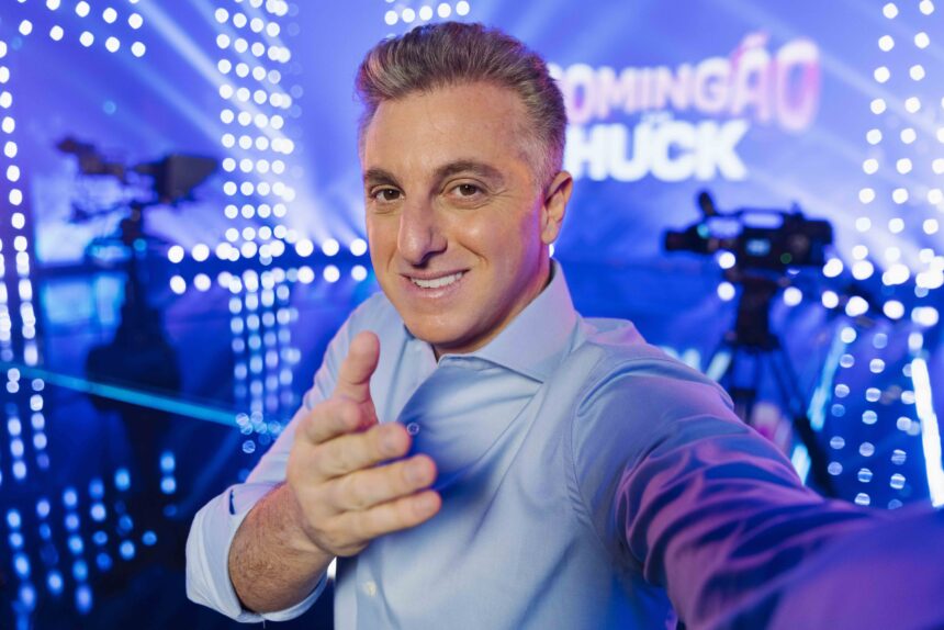 Luciano Huck em uma foto nos bastidores do Domingão, com câmeras aparecendo ao fundo