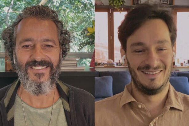 Marcos Palmeia de camisa cinza, colar de ouro, sorrindo; Bruno Luperi sorrindo, de camisa bege, durante conversa com Pedro Bial