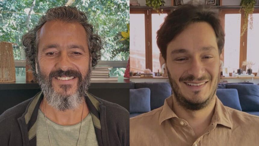 Marcos Palmeia de camisa cinza, colar de ouro, sorrindo; Bruno Luperi sorrindo, de camisa bege, durante conversa com Pedro Bial