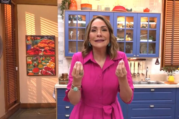 Maria Beltrão nos estúdios do É de Casa, na cozinha do programa, com um vestido rosa