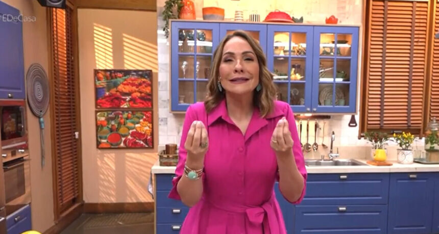 Maria Beltrão nos estúdios do É de Casa, na cozinha do programa, com um vestido rosa