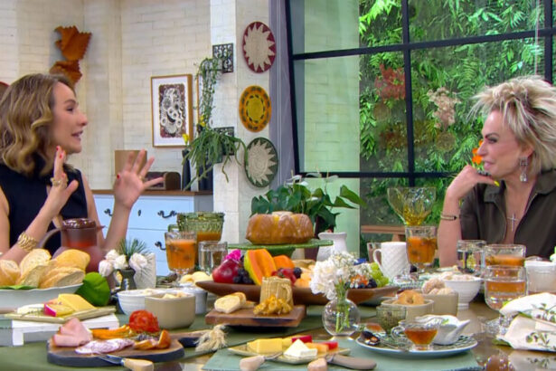 Maria Beltrão e Ana Maria Braga, sentadas na mesa de café da manhã do Mais Você