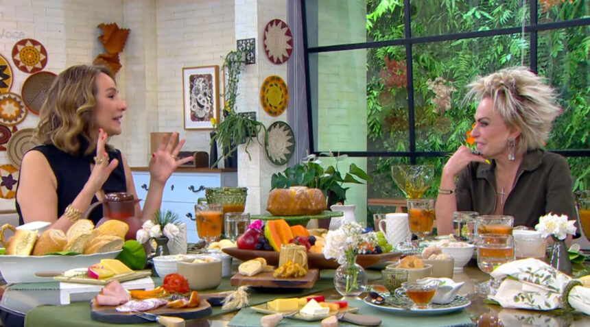 Maria Beltrão e Ana Maria Braga, sentadas na mesa de café da manhã do Mais Você