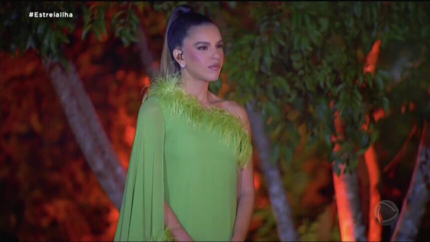 Mariana Rios com um vestido verdade, em trecho do Ilha Record