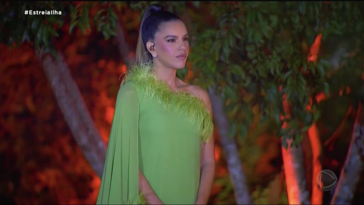 Mariana Rios com um vestido verdade, em trecho do Ilha Record