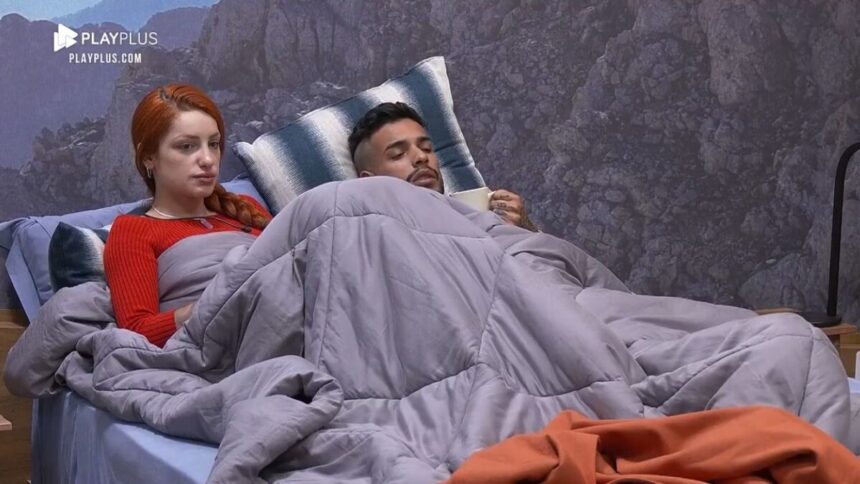 Brenda na cama sentada ao lado de Matheus.