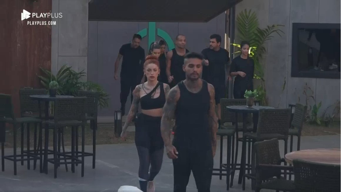 Matheus e brenda retornam para a mansão após disputarem a última prova do Power Couple Brasil 6