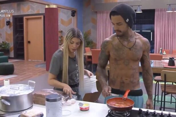 Adryana Ribeiro ao lado de Matheus na cozinha do Power Couple.