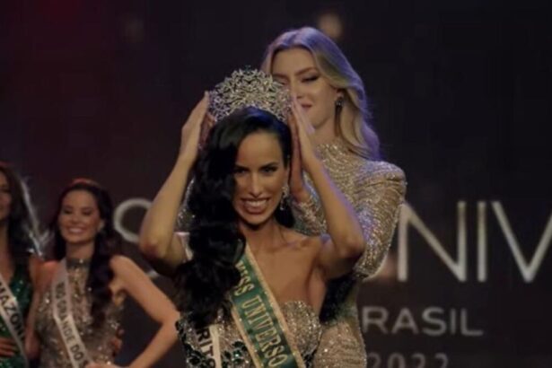 Mia Mamede recebendo a coroa de Miss Brasil da apresentadora do concurso