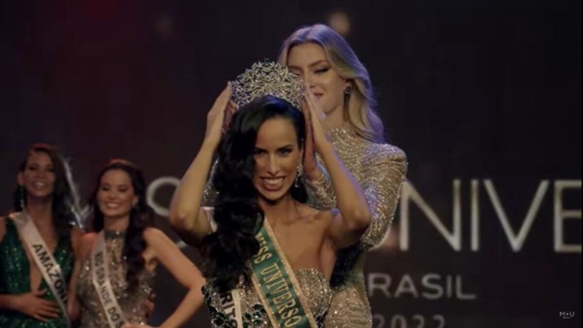 Mia Mamede recebendo a coroa de Miss Brasil da apresentadora do concurso