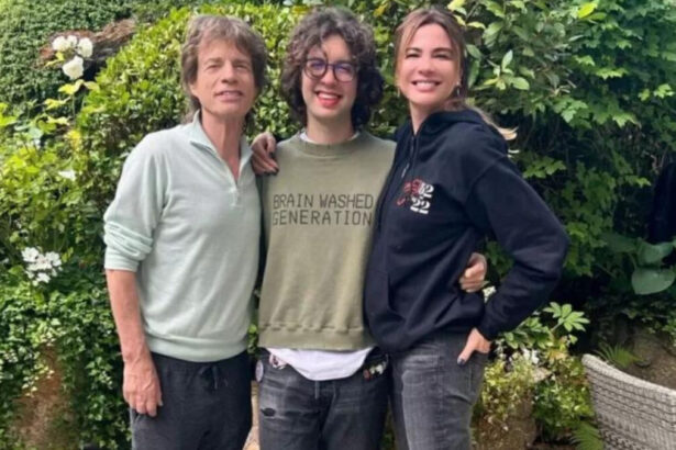 Mick Jagger, Lucas Jagger e Luciana Gimenez abraçados