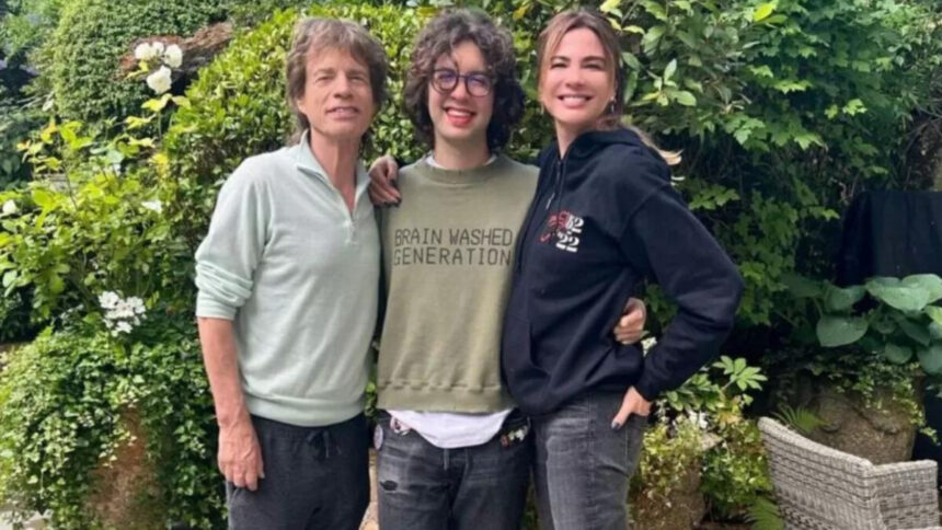 Mick Jagger, Lucas Jagger e Luciana Gimenez abraçados