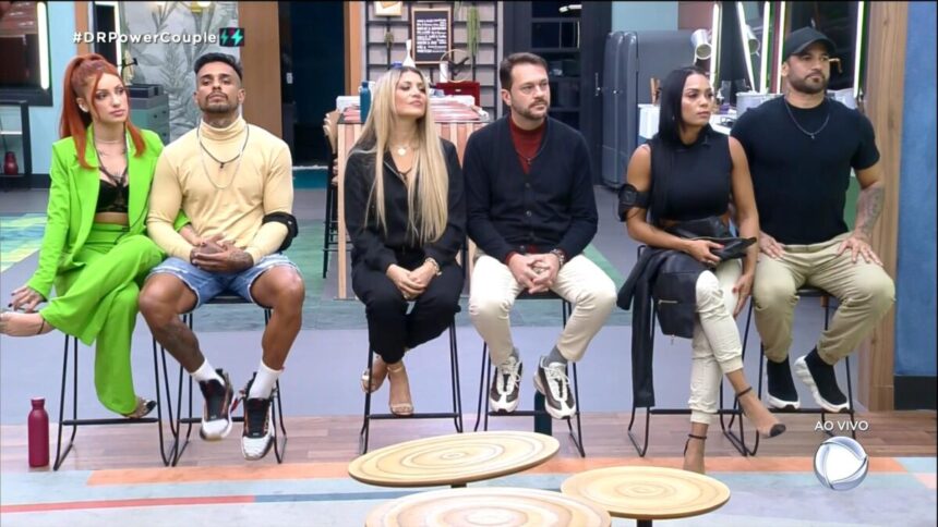 Brenda e Matheus, Adryana e Albert e Eliza e Hadballa sentados no banquinho da 9ª DR do Power Couple Brasil 6