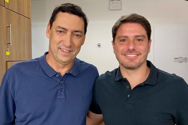 PVC e Felipe Diniz abraçados, em uma foto posada