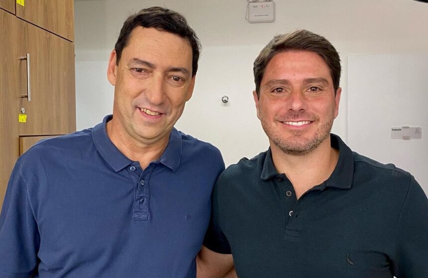 PVC e Felipe Diniz abraçados, em uma foto posada