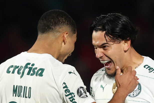 Murilo e jogadores do Palmeiras comemorando gol