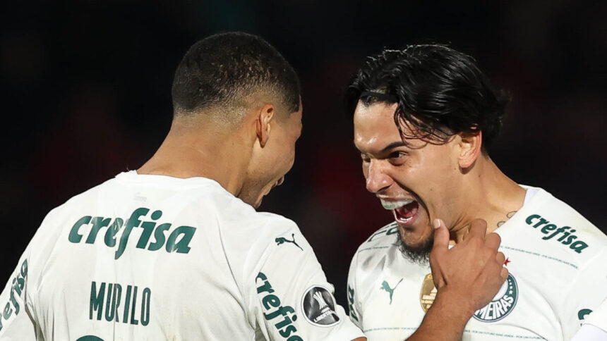 Murilo e jogadores do Palmeiras comemorando gol