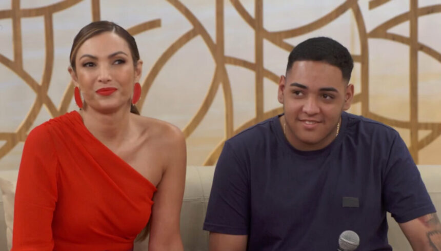 Patrícia Poeta e Alex sentados no sofá do Encontro