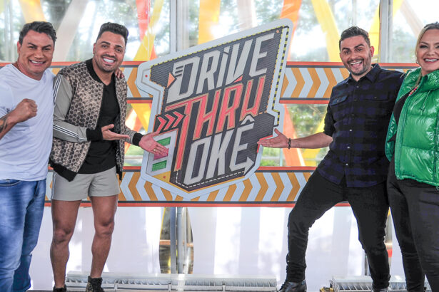 Popó, de camisa branca e calça jeans azul; Tirullipa de jaqueta, camisa preta e short; Mano Walter sorrindo, de camisa e calça jeans preta; Eliana de camisa preta e jaqueta de plástico verde, sorrindo, atrás do cenário do novo quadro do seu programa