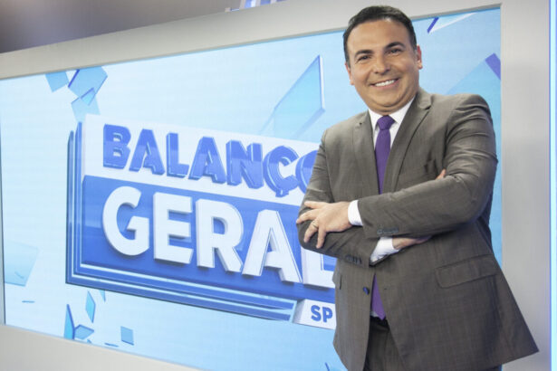 Reinaldo Gottino, com os braços cruzados, em foto posada dos estúdios do balanço geral