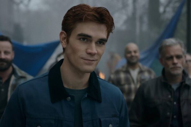 KJ Apa em cena de Riverdale