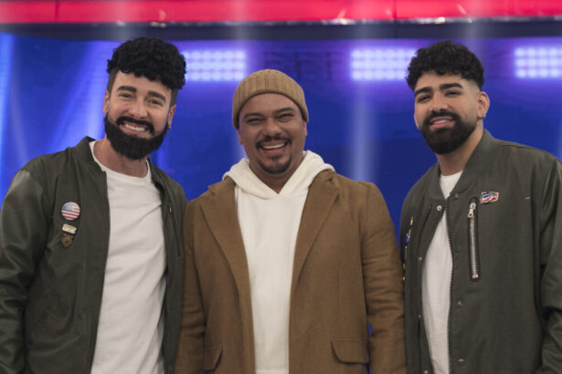 Rodrigo Faro, Bruno do Sorriso Maroto e Dilsinho em foto posada nos estúdios do Hora do Faro