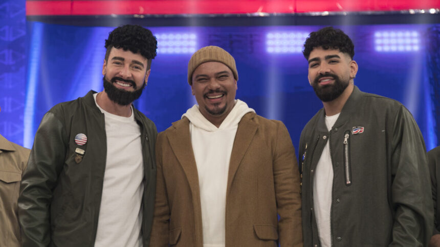 Rodrigo Faro, Bruno do Sorriso Maroto e Dilsinho em foto posada nos estúdios do Hora do Faro