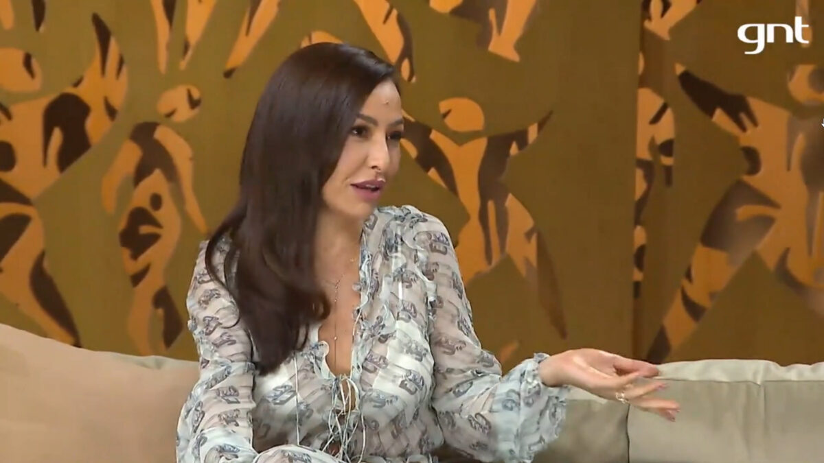 Sabrina Sato sentada no sofá dos estúdios do Saia Justa