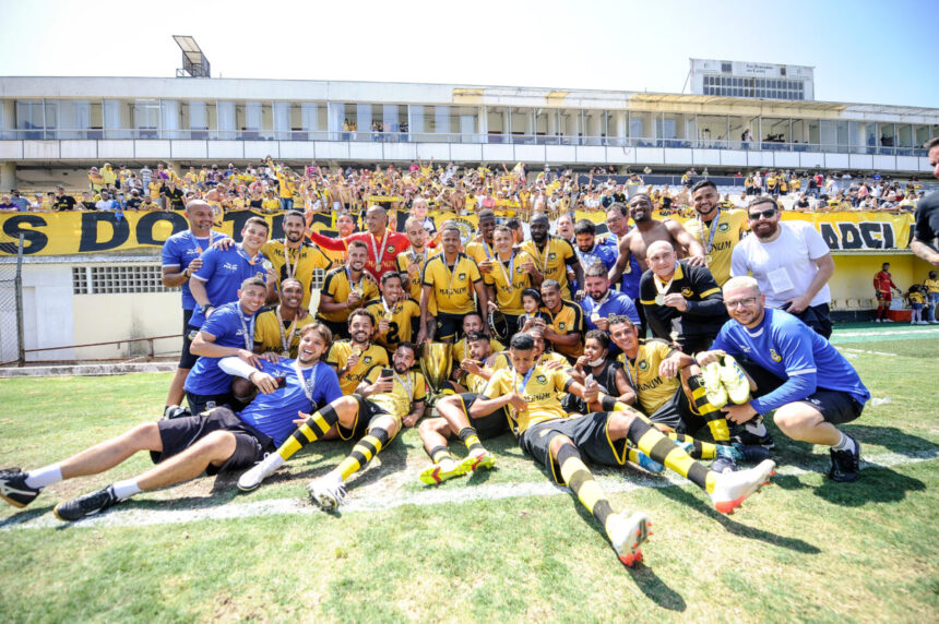 São Bernardo, atual campeão da Copa Paulista, recebendo o troféu com seus jogadores perfilados