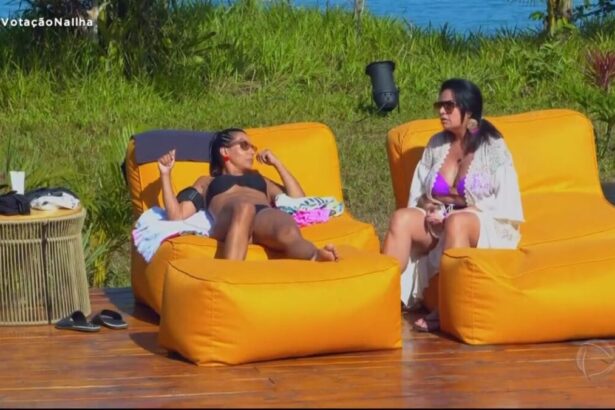 Solange e Jaciara conversando sentadas numas poltronas amarelas.