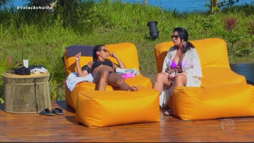 Solange e Jaciara conversando sentadas numas poltronas amarelas.