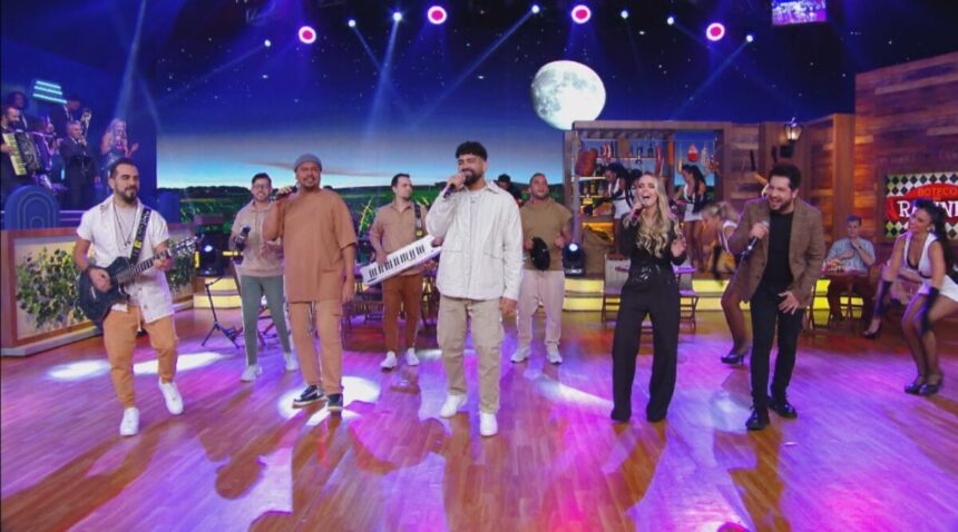 Integrantes da banda Sorriso Maroto e Dilsinho cantando durante gravação do Programa do Ratinho, no SBT