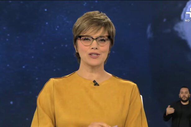 Ana Paula Couto no cenário do Jornal da Cultura apresentando o telejornal