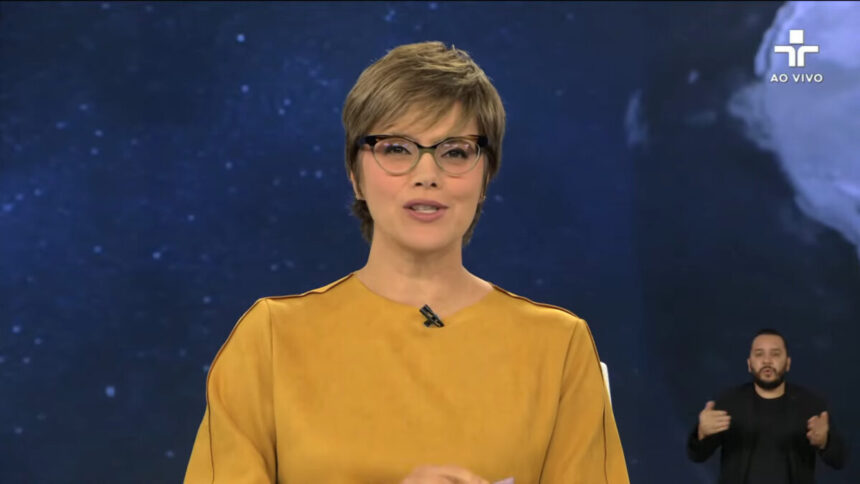 Ana Paula Couto no cenário do Jornal da Cultura apresentando o telejornal