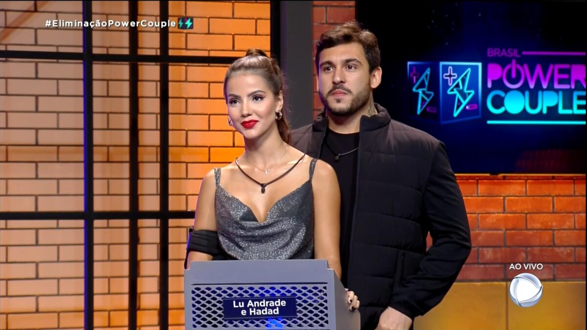 Luana e Hadad na sala de apostas Power Couple Brasil 6 antes de serem eliminados