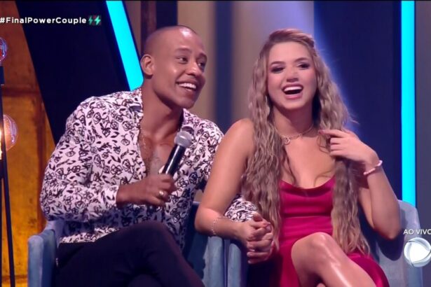 Karol e Mussunzinho sorrindo na final do Power Couple Brasil 6