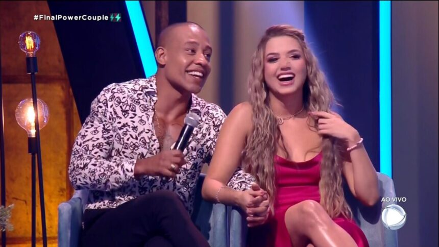 Karol e Mussunzinho sorrindo na final do Power Couple Brasil 6