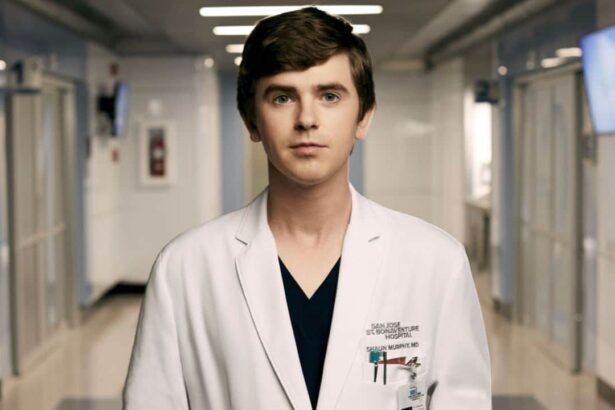 Freddie Highmore em cena de The Good Doctor