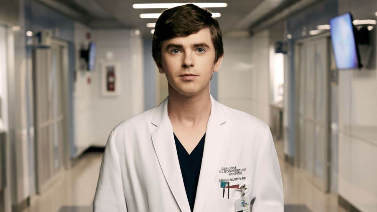 Freddie Highmore em cena de The Good Doctor