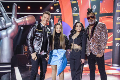 Michel Teló, Maiara & Maraisa e Carlinhos Brown abraçados, nos estúdios do The Voice Kids