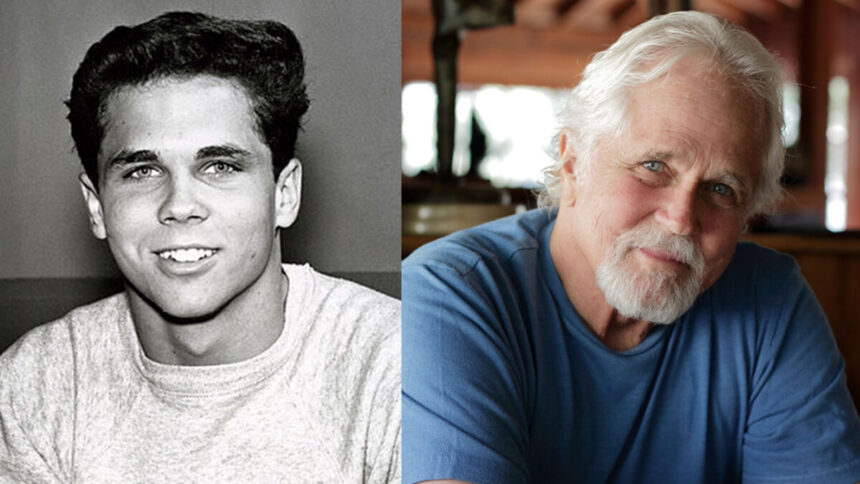 Tony Dow no início da carreira, sorrindo, com camisa cinza; Foi mais recente de Tony, sorrindo, com os braços atados, camisa azul