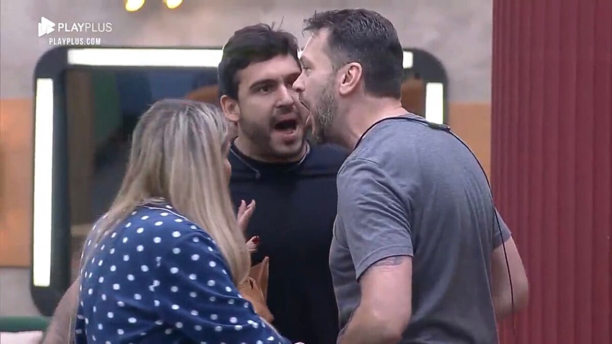 Hadad de frente para Albert, os dois com semblante de raiva. Adryana no meio dos dois.