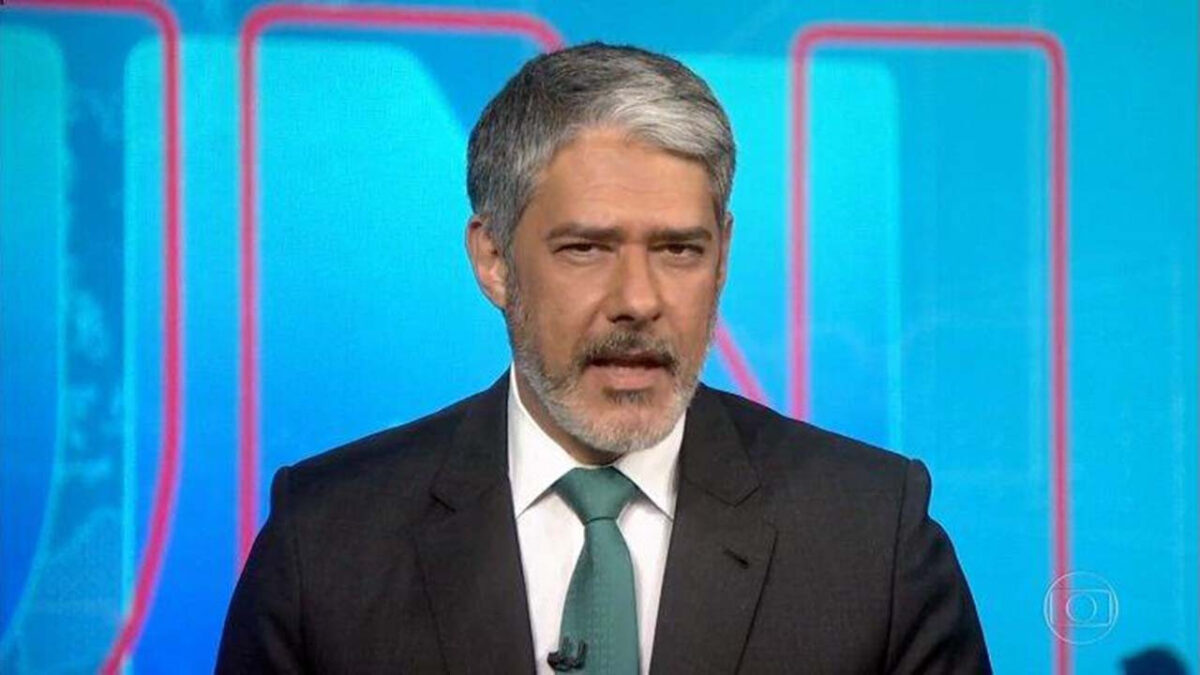 William Bonner na bancada do Jornal Nacional, em trecho do telejornal