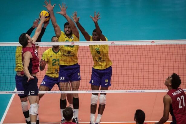 Jogadores do Brasil de vôlei em uma partida pela Liga das Nações