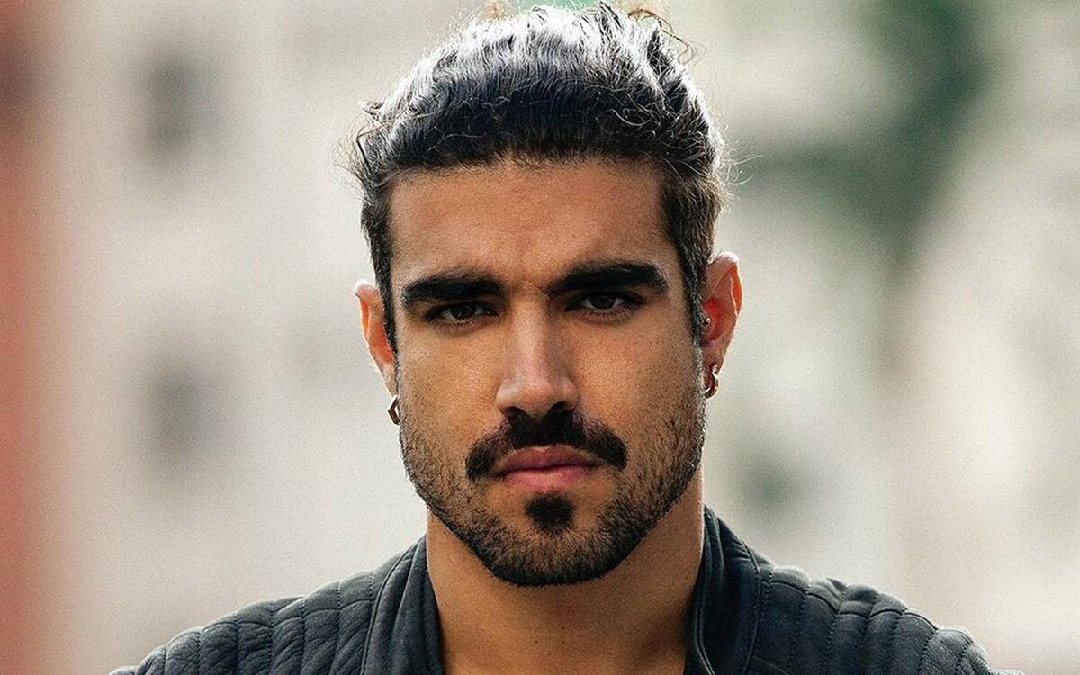 Caio Castro em uma foto de reprodução, com apenas o seu rosto aparecendo