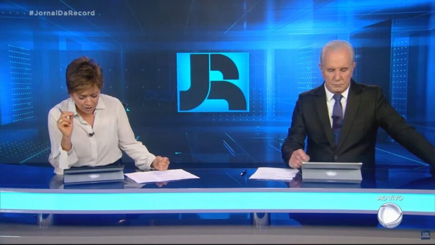 Christina Lemos ao lado de Celso Freitas lendo notícia no tablet após falha no Jornal da Record