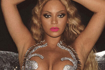 Beyoncé levanta as mãos unidas