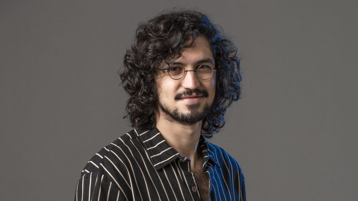 Gabriel Leone sorrindo